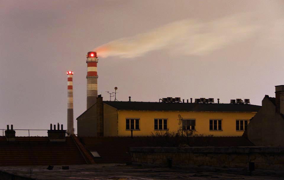 Nad mrazivým nočním Dolním Cejlem si vítr pohrává s kouřovou vlečkou teplárenského komína. Ticho nočního Brna ruší jen neidentifikovatelný šum odkudsi z ulic.