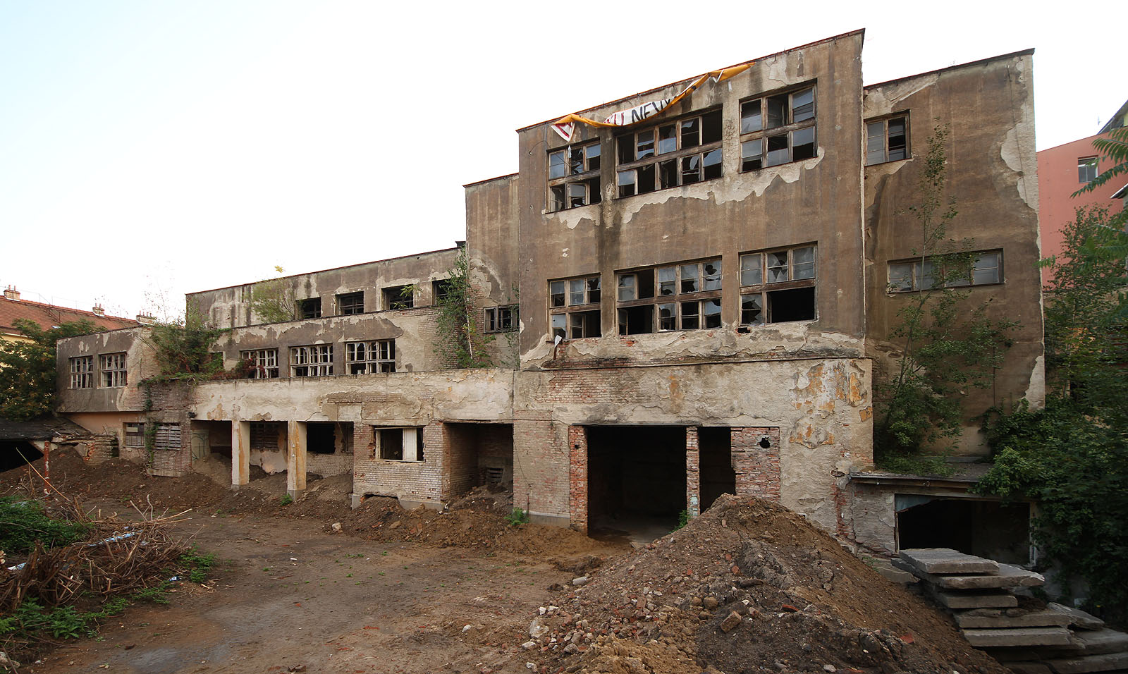 Na počátku roku 2017 se pokusili pro budovu něco udělat aktivisté, kteří na boční fasádu umístili transparenty s nápisy: „Prázdné domy – Mrtvé město“ nebo „Chátrám kvůli spekulaci“. Ke zvrácení nešťastného osudu historicky cenné budovy však nepomůže ani fakt, že měli pravdu.