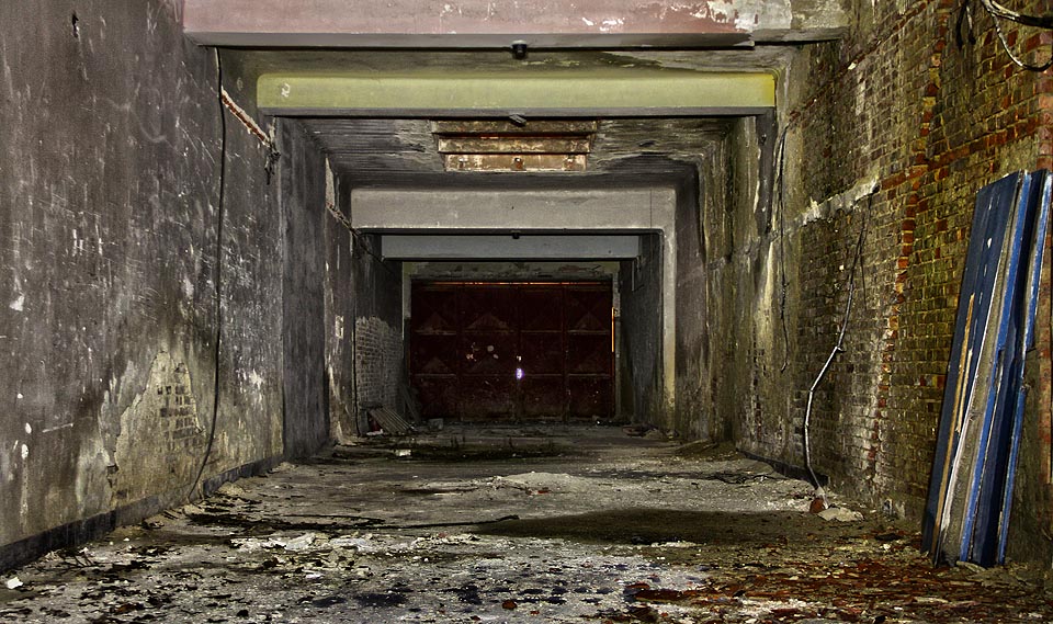 Vedle historického domu byla z ulice proražena nehezká, avšak užitečná chodba vedoucí od vchodu k podzemnímu kinosálu.