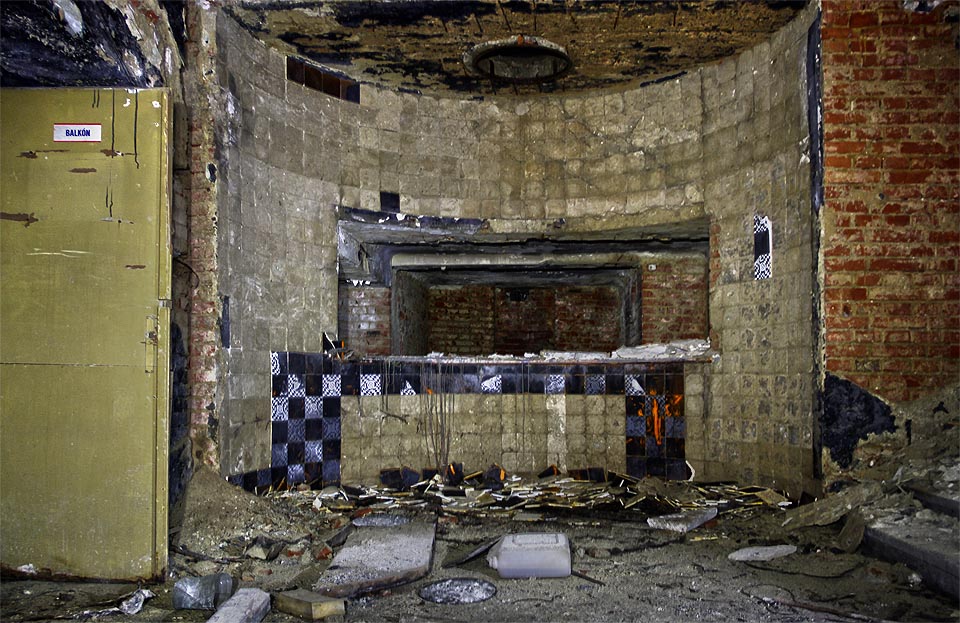 Dveře na balkón ani funkcionalistická šatna v zákoutí schodiště před kinosálem nejsou v nejlepší kondici.