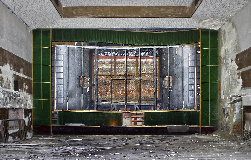 Pod budovou se ukrývá nenápadný kinosál pro několik desítek diváků. Zde zkoušel na konci února 1931 Jindřich Vavřina svůj vlastnoručně vyrobený aparát pro ozvučení do té doby němých filmů.