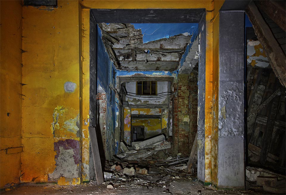 V souvislosti s přestavbou menšího dřevěného sálu ve dvoře na moderní kulturní dům byly skrze dům v uličním traktu proraženy dvě prostorné chodby usnadňující přístup do dvora.