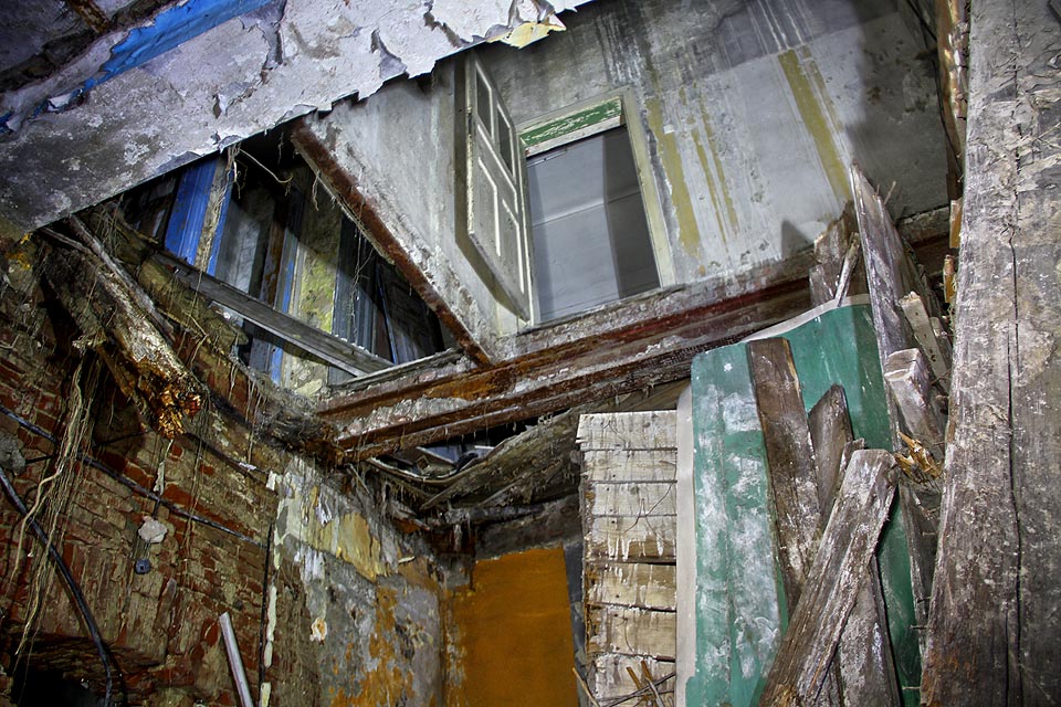 Původní dělnický dům už je prakticky nezachránitelný. Majitel se o něj záměrně nestará minimálně od roku 2005.