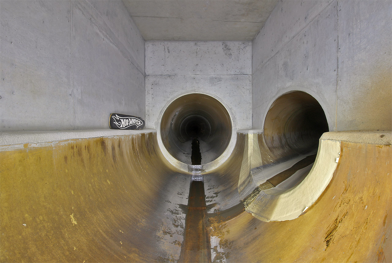 V relativně nové a čisté dešťové kanalizaci v hloubi pod Černovicemi vypadá všechno skoro dokonale (včetně skejtu, který je tu v podzemí nejlepším dopravním prostředkem). Na snímku je odbočka stoky F35d pod ulici Švédské valy.