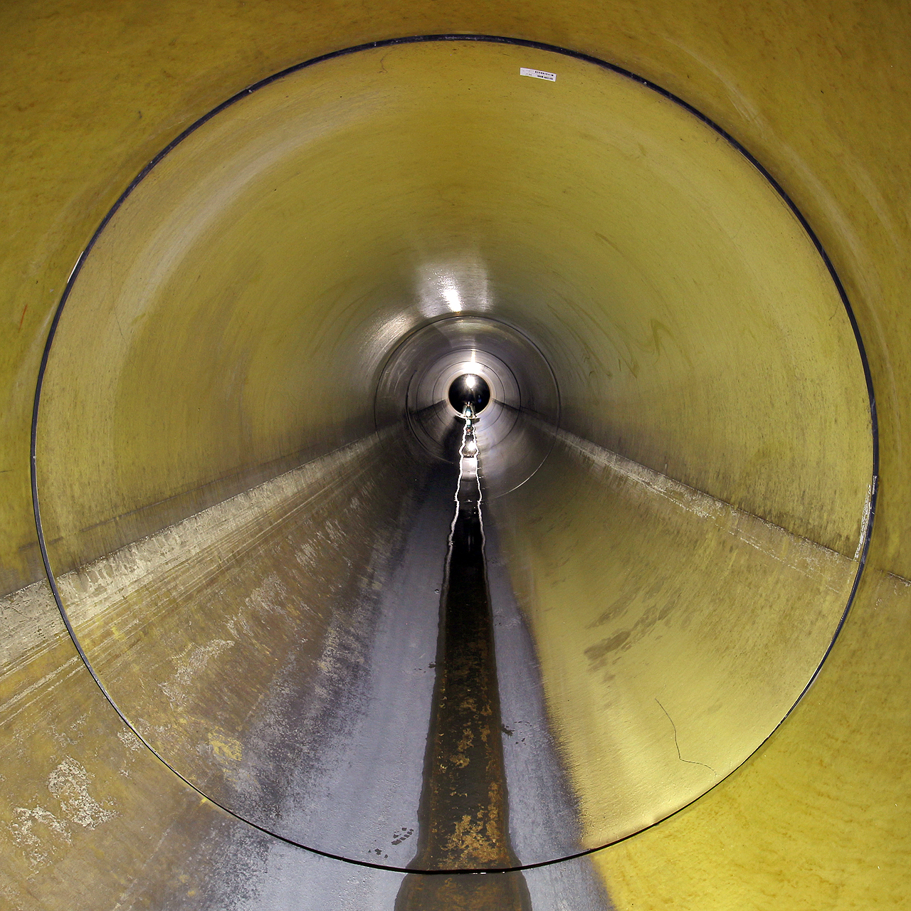 Vnitřní povrch rour je tvořen hladkou vrstvou sklolaminátu, která je na pohled hezká, ve skutečnosti však sterilně nudná. V předklonu (nebo vleže na skejtu) lze jen mírně se zužující rourou putovat přes 2 km.