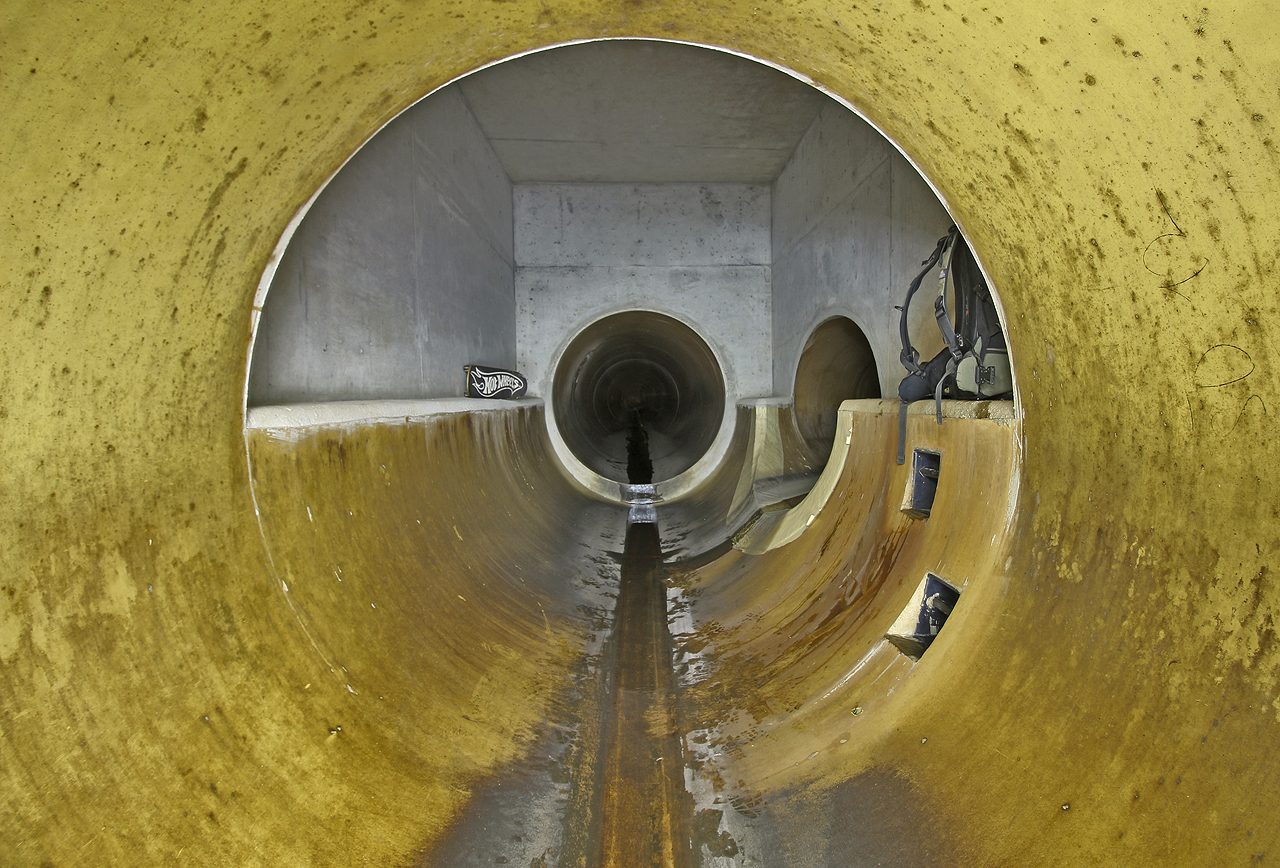 Během odpočinku na místech odboček a v revizních šachtách lze načerpat trošku energie pro další stísněnou cestu.