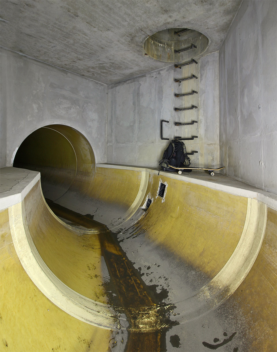 Výjímečně, při silných deštích, dosahuje voda až po hranu půlkruhového koryta. Po naprostou většinu času je tu nicméně klid a průtok (čisté) vody takřka neznatelný.