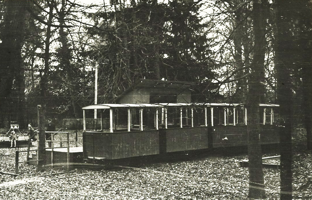 Na fotografii vozového parku přerovské pionýrské železnice je zachycena souprava čtyř dvounápravových polootevřených osobních vozů 2. třídy zřejmě místní konstrukce. <br>Datum snímku je pouze přibližné, autorem je Vladimír Mokošín.