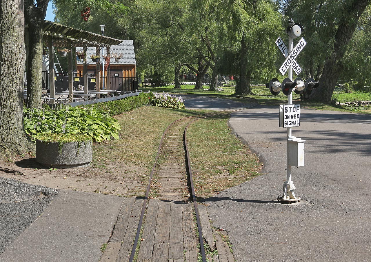 Jeden z přejezdů přes úzkorozchodnou dětskou železnici na Toronto Island.