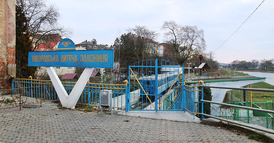 Přístup k výchozí stanici  a současně depu pod širým nebem  vede podél stěny synagogy z Divadelního náměstí (ukrajinsky Театральна площа).