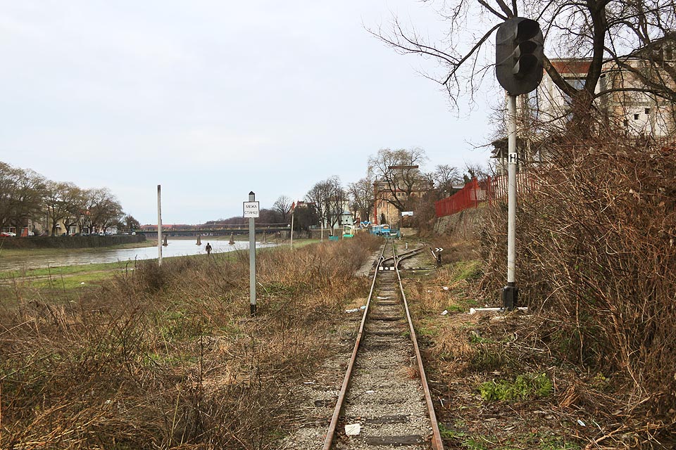 Vjezdové návěstidlo trojznakového autobloku a hranice stanice Молодіжна.
