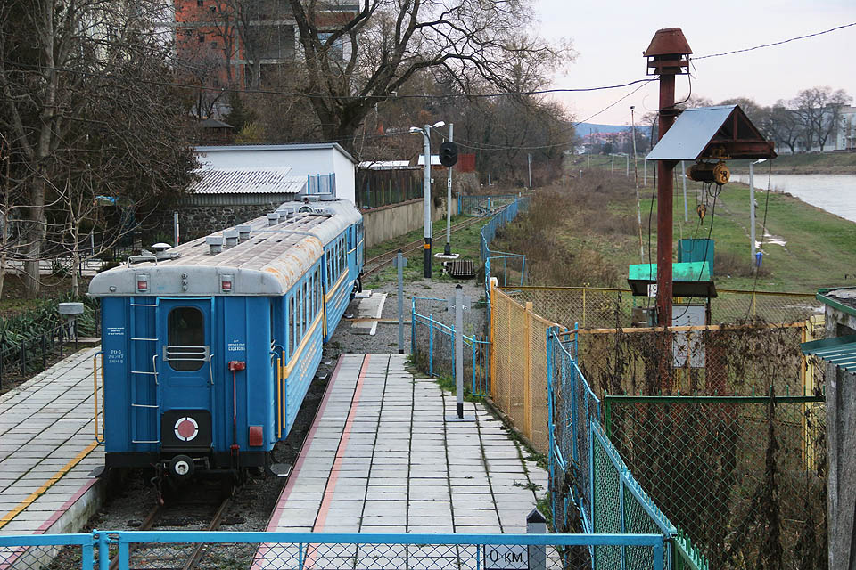 Relativně úzké nábřeží neposkytlo dostatek prostoru pro vybudování dvojkolejné stanice hned pod synagogou, proto ze stanice Молодіжна vybíhá k nástupišti jen jedna kolej. Vlak s cestujícími je do ní proto nasouván lokomotivou po objetí vagónů ve stanici.