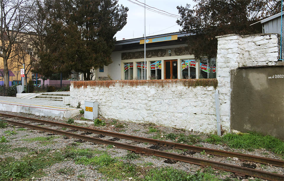 Na sklonku roku 2017 byla stanice Молодіжна nově nabílena vápnem a zkrášlena barevnými samolepkami.