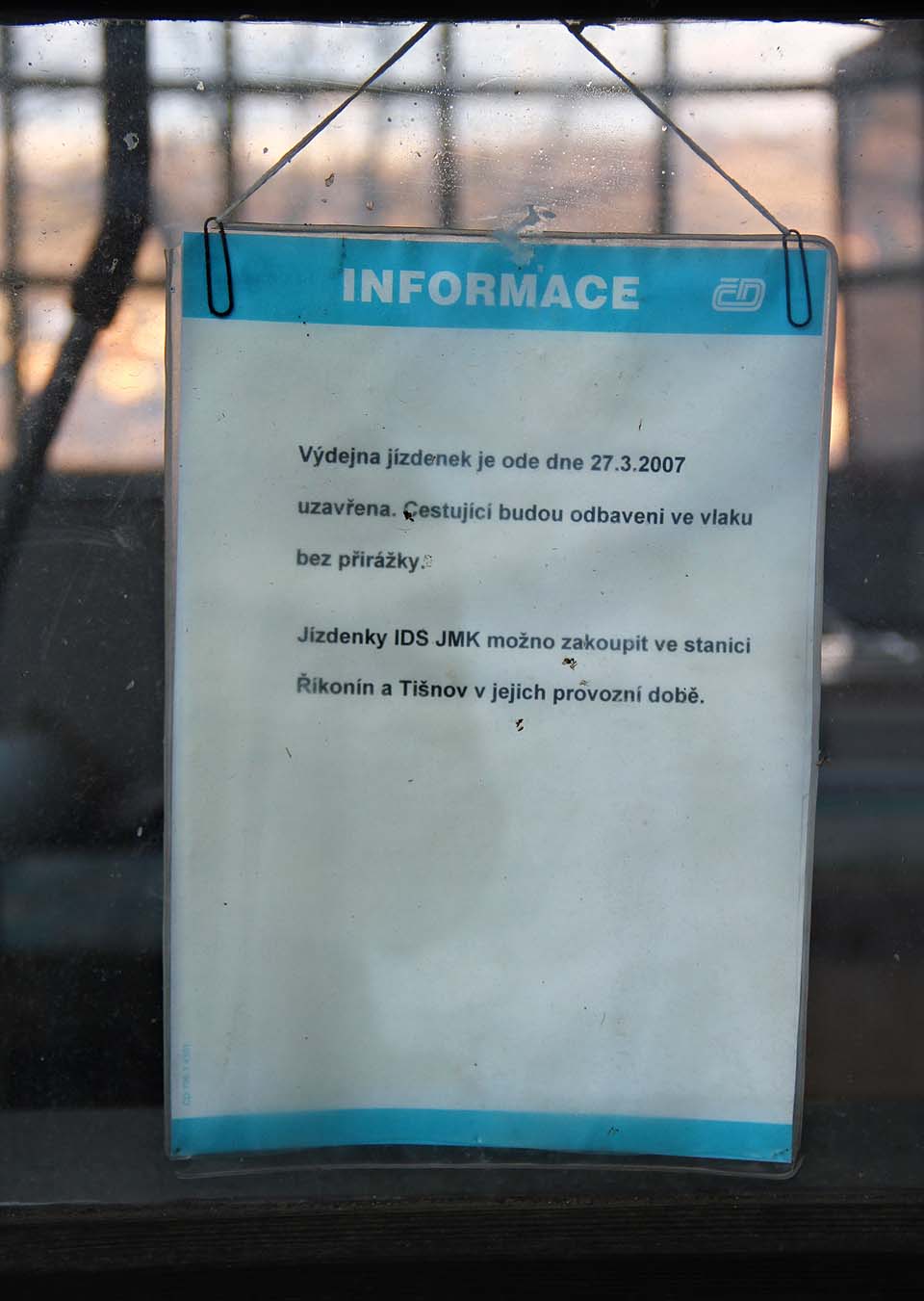 Od roku 2007 je v čekárně ticho. Na nástupišti si lze označit jízdenky IDS-JMK v označovači.