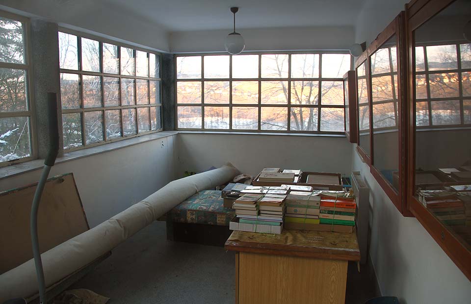 Útulná čekárna se záviděníhodným panoramatickým výhledem se pozvolna mění v archiv.