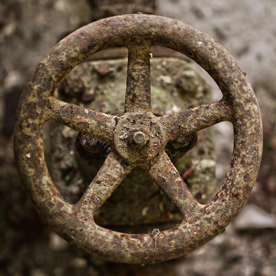 Zbývá zkontrolovat, zda jsou všechny pětiramenné ventily dobře uzavřeny, aby se průzkumná výprava nezměnila v podzemní plavbu, a vzhůru do nádrže.