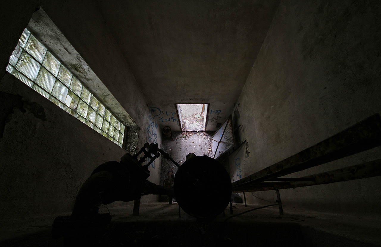 Poslední pohled na denní světlo zpod stropu šoupátkové komory. Dál už čekají jen nehostinné a truchlivé vodní kraje.