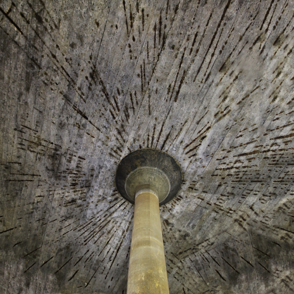 Vodojem byl dostavěn zřejmě v 60. letech 20. století. Ve škole na protější straně údolí se tou dobou děti učily v Písničce pro maminku verš: „ty jsi naše sluníčko, láskou zahříváš…“. Tohle železobetonové sluníčko však hřálo jen pod zemí.