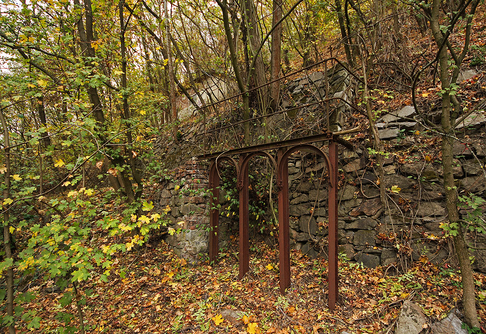 Kaskáda utajených průmyslových staveb nad Adamovem začíná podivnou rampou téměř secesních tvarů. V podzimní melancholické žluti vypadá jako dolní stanice lanovky vedoucí kamsi nahoru na římsy dávno zašlých časů.