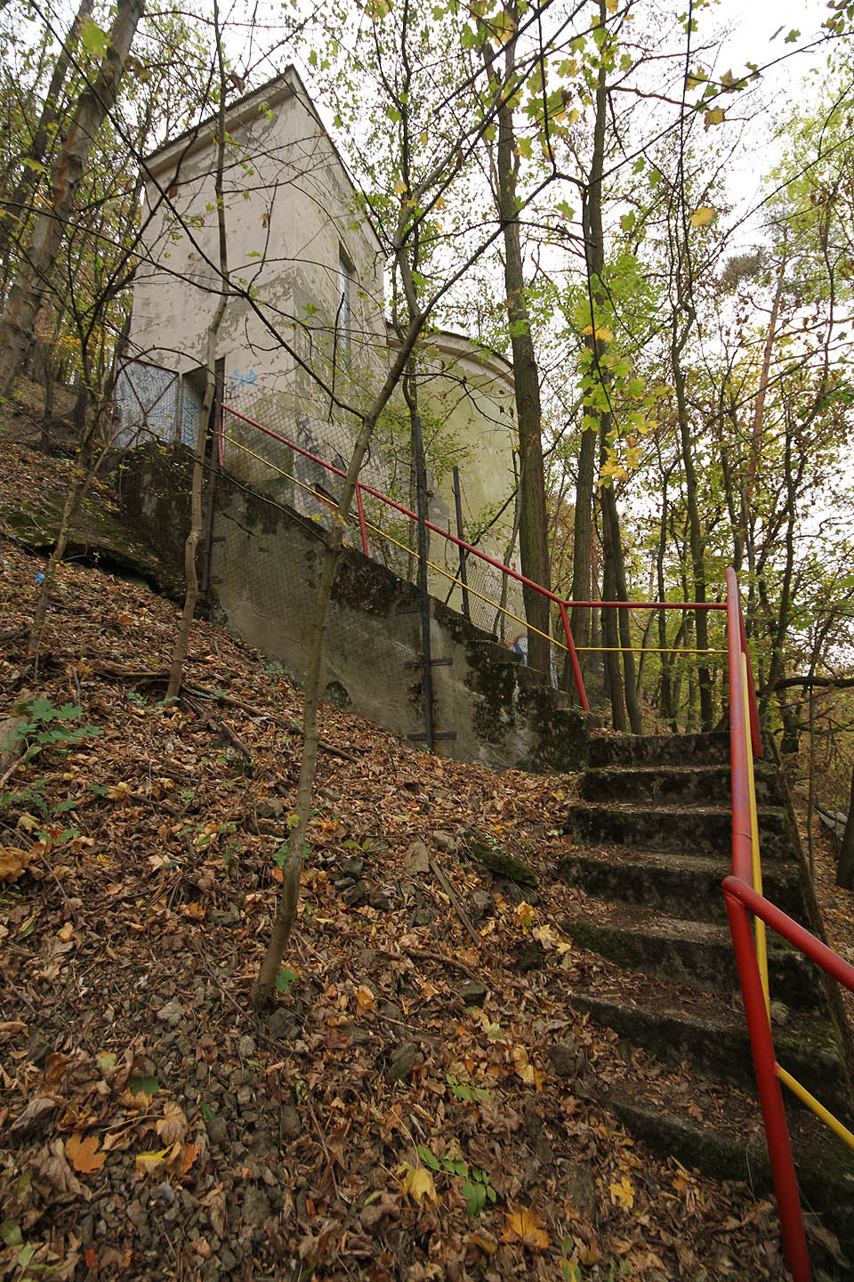 Ačkoliv v samotném městě už téměř všechna podobně zbarvená zábradlí zmizela, v lese se ještě červenožlutá kombinace, za socializmu pro Adamov tolik typická, statečně drží.