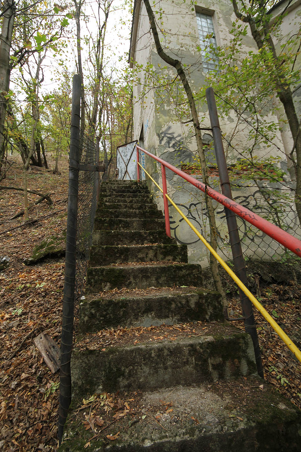 Otevřená plechová dvířka dávají jasně najevo, že tohle místo pátrače vítá s takříkajíc rozvalenou náručí.