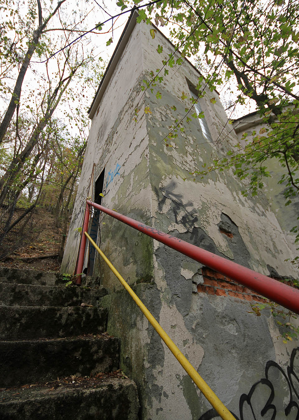 Věžovitý rizalit ukrývá šachtu s šoupátkovou komorou i krkolomný vstup do válcovité nádrže. Obrovská hmotnost téměř 100 t vody se udržela na strmém svahu snad jen zázrakem.