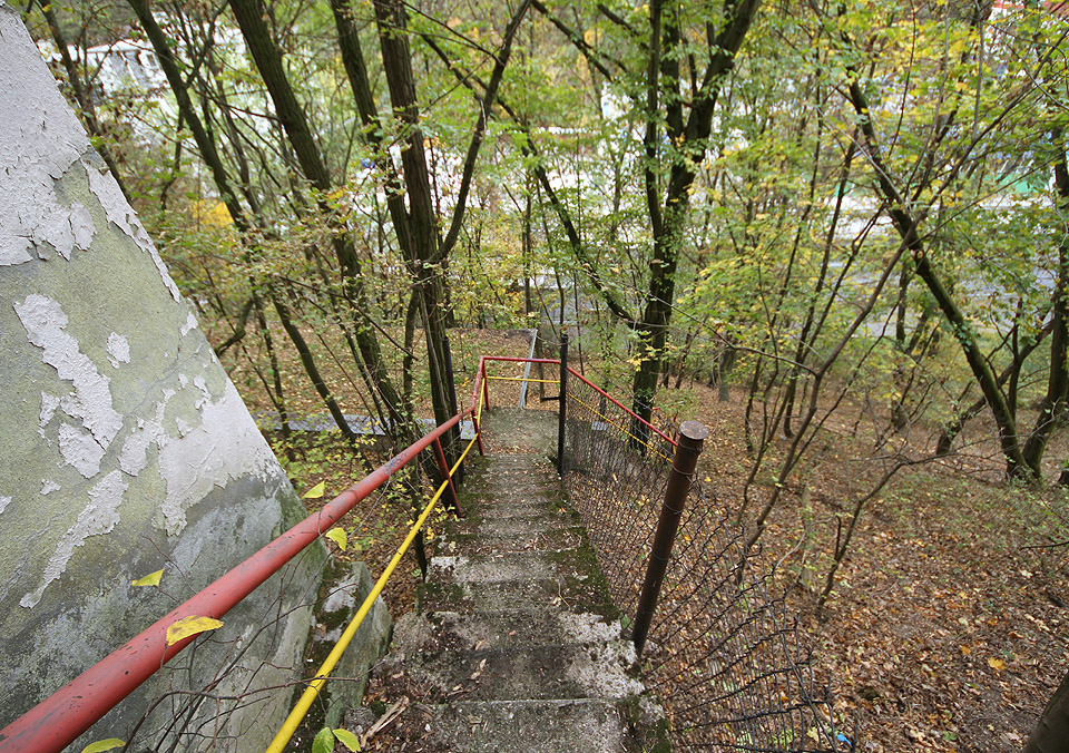 Pohled odlů zpátky na strojírnu je hoden výhledu nepálských šerpů. Stavba v tak strmém prostředí musela být sama o sobě zajímavá - dělníci jistě využili k dopravě materiálu také nedalekou <a href="/Tema/Úzkokolejka Adamovských strojíren">pozemní úzkokolejnou lanovku</a>.