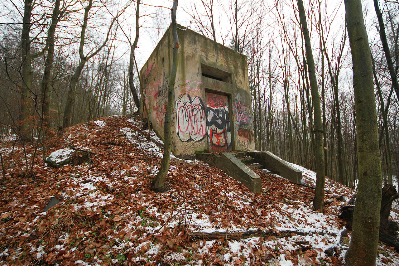 Poněkud syrová stavba vodojemu stojí osamocená v lese nad základní školou Adamov III.