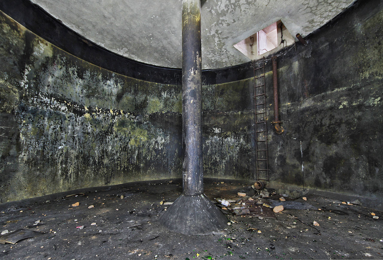 Vlastní nádrž je válcového tvaru s nosným sloupem uprostřed. Její průměr je asi 6 m, výška necelžých 5 m.