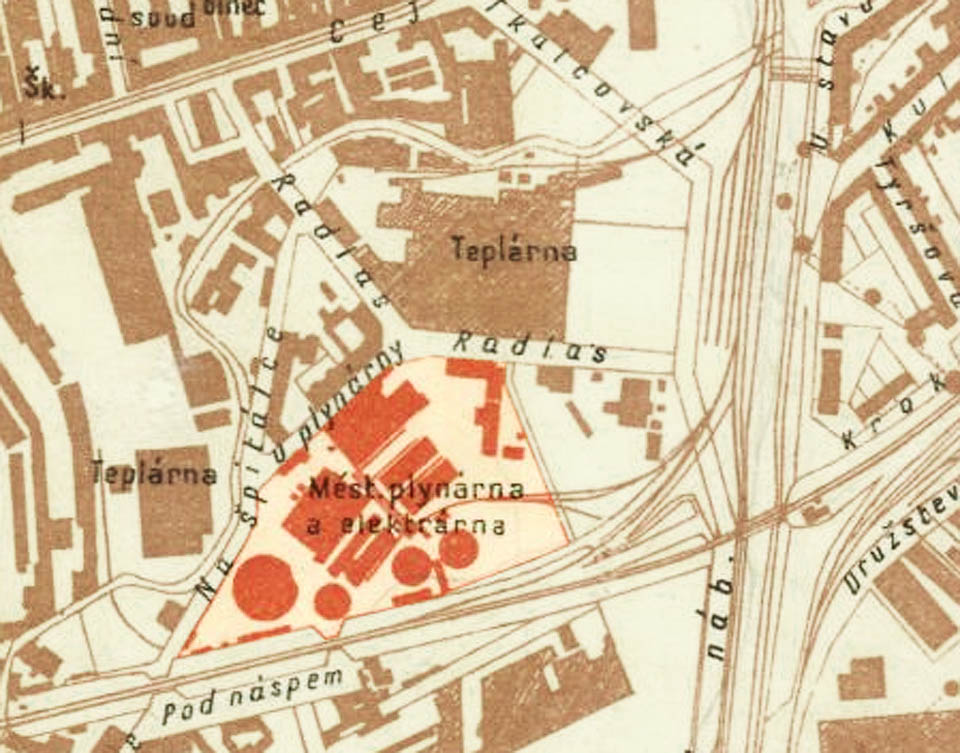Brněnská plynárna a elektrárna na plánu města z roku 1936 (v době, kdy zde již k výrobě elektřiny nedocházelo). Dobře je patrná dnes již neexistující vlečka vedoucí kolem areálu zrušené spalovny odpadů (smetárny), západně od elektrárny tehdy nově postavená teplárna, odbočení <a href=/Tema/Star%C3%A1%20Ti%C5%A1novka>Staré Tišnovky</a> z <a href=/Tema/%C5%BDelezni%C4%8Dn%C3%AD%20tra%C5%A5%20Brno%20%E2%80%93%20%C4%8Cesk%C3%A1%20T%C5%99ebov%C3%A1>hlavní trati</a> na <a href=/Tema/Brno-%C5%BDidenice%20-%20Svitavsk%C3%A1%20pob%C5%99e%C5%BEn%C3%AD%20dr%C3%A1ha>Svitavskou pobřežní dráhu</a> ústící na břehu <a href=/Tema/Svitava>Svitavy</a> do čtyřkolejného <a href=/Tema/Radlas%20(n%C3%A1kl)>nákladiště Radlas</a>. Druhý nápis „Teplárna“ severně od plynáren zůstává doposud nevysvětlen - nachází se totiž v areálu textilní továrny (později n.p. Mosilana).