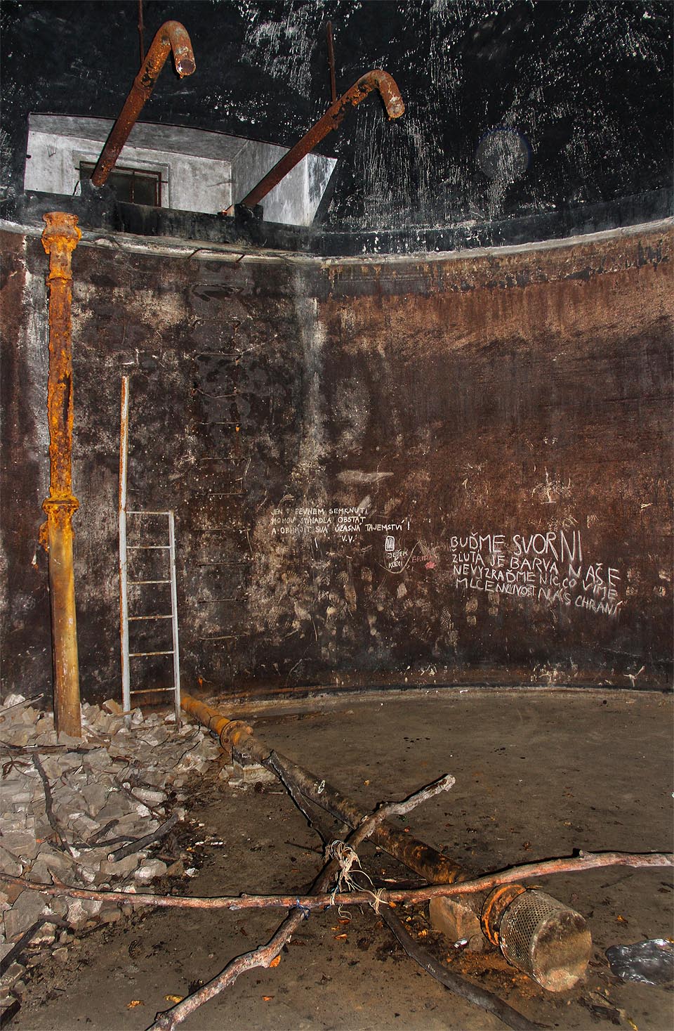 Opuštěnému vodojemu nad strojírnou říkali místní Vontové Kostel svatého Jakuba. Stejně jako těm ve Stínadlech sloužil jako svatyně k vykonávání tajemných večerních obřadů.