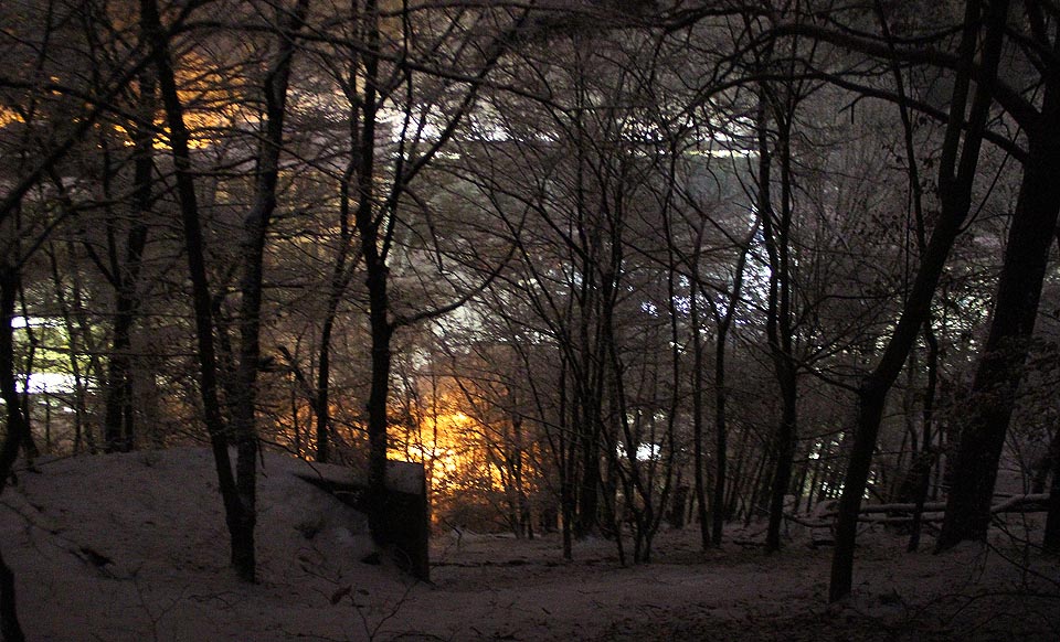 Nejtajemnější je Druhý Adamov v zimě a po setmění. Když sníh utlumí zvuky lesa a údolím se rozléhá jen nejasné syčení a bzučení z usínajících továren ukrytých pod sněhem a mlhou na jeho dně.