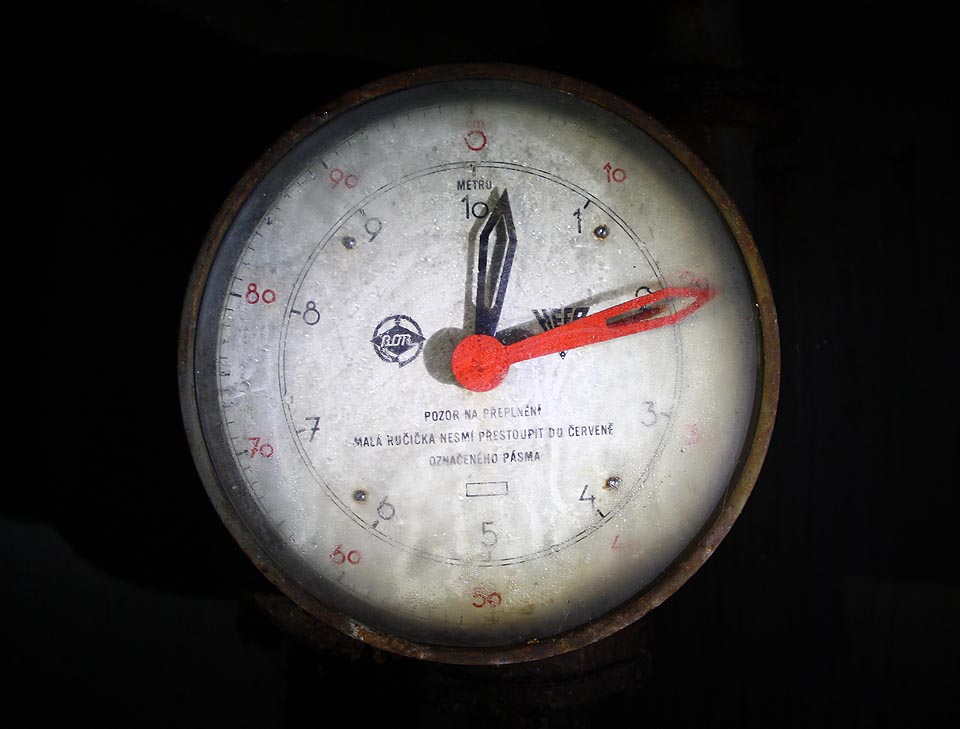 Nadzemní i podzemní provozy Druhého Adamova potřebovaly energii v míru i za války. Nouzovou zásobu poskytl ukrytý sklad pohonných hmot v lese na konci potrubí - benzínojem.