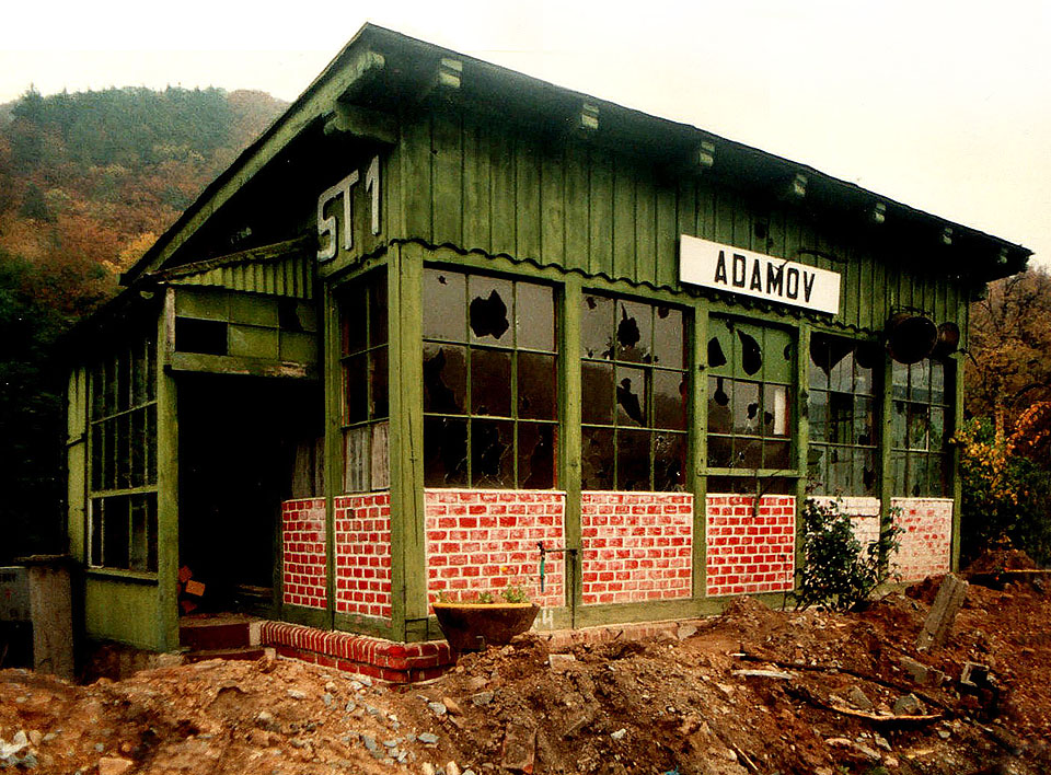 Vstupní brána do města - stavědlo 1 <a href=/Tema/Adamov%20%28%C5%BEst%29>železniční stanice Adamov</a>. Dnes na jeho místě už nejsou ani rozvaliny (datum pouze orientační).