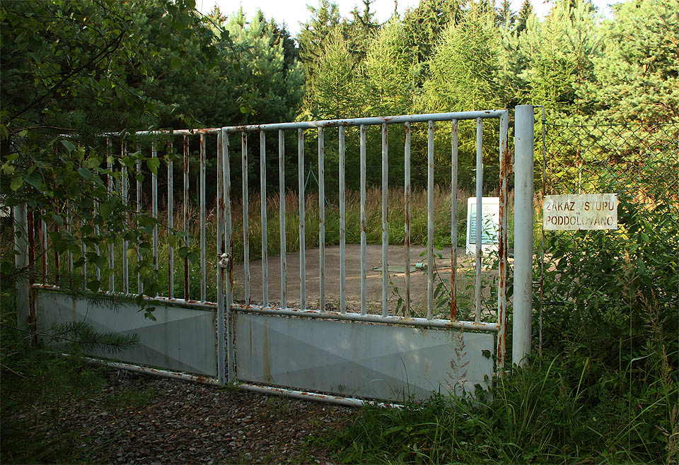 Malý oplocený areál je jen zlomkem původního rozsahu dolu, kde stávalo několik budov, lom a těžní jáma.