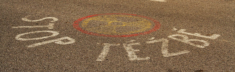 V roce 2016 se v obci a na silnici před bývalým lomem konalo několik protestů proti jeho znovuotevření.