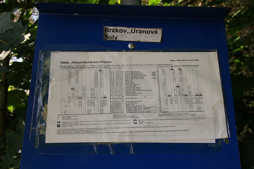 Uranový důl zde stále připomíná autobusová zastávka. Nikdo na ní ale už mnoho let nevystupuje, okolo je jenom les.