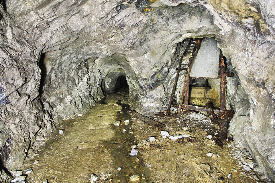 Nebilanční ložisko uložené v mramorech protínající slednou chodbu pod úklonem cca 47°, v pravé části sypný komín z úrovně dobývá horizontu + 25 m nad chodbou.