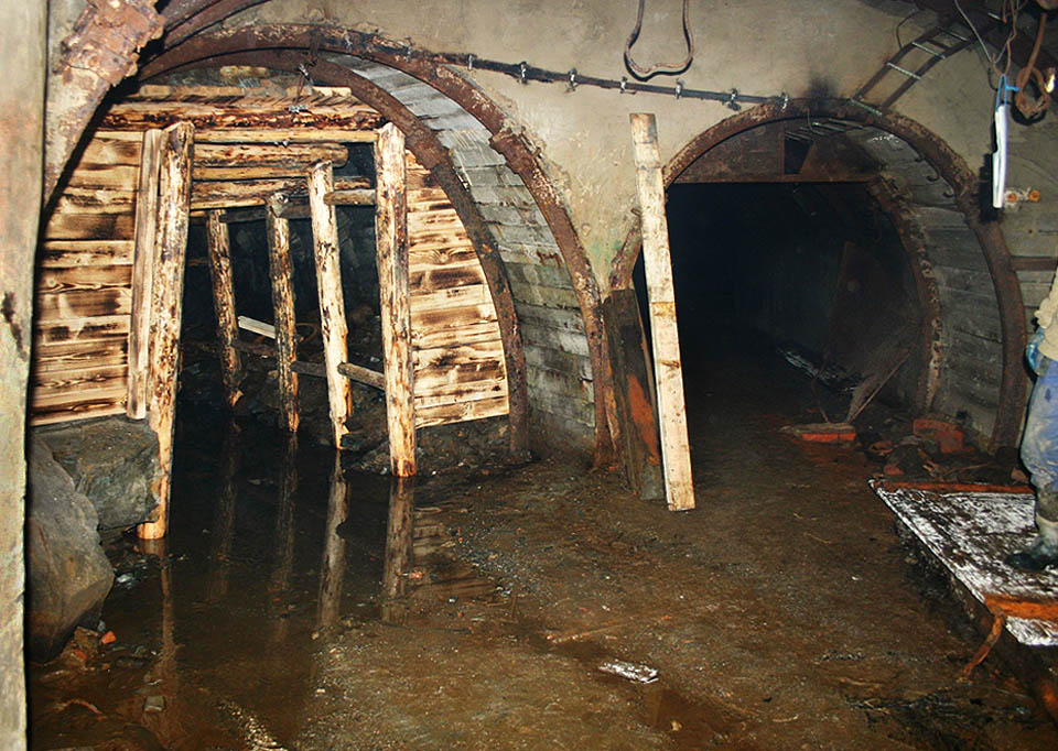 Totéž místo o půl roku později. Ukradené hajcmany jsou nahrazeny bytelnou dřevěnou výztuží.