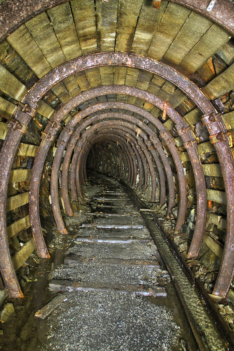 Úvodní úsek štoly vypažený pěknými vejčitými hajcmany.