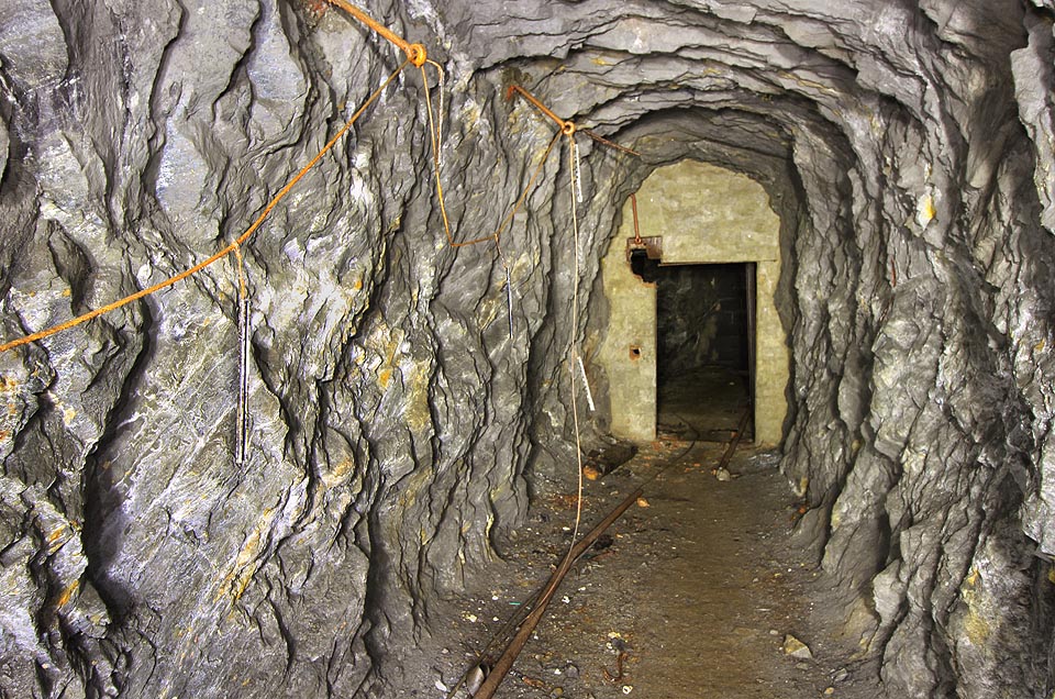 Krátká chodba do rozvodny strojovny těžního stroje.