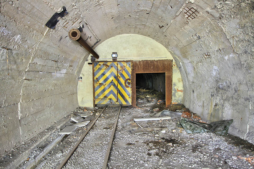 Původní dvoukolejná trať mířila vstupní štolou ke svážnici, kterou byly vozíky spouštěny a vytahovány do a z dolu.