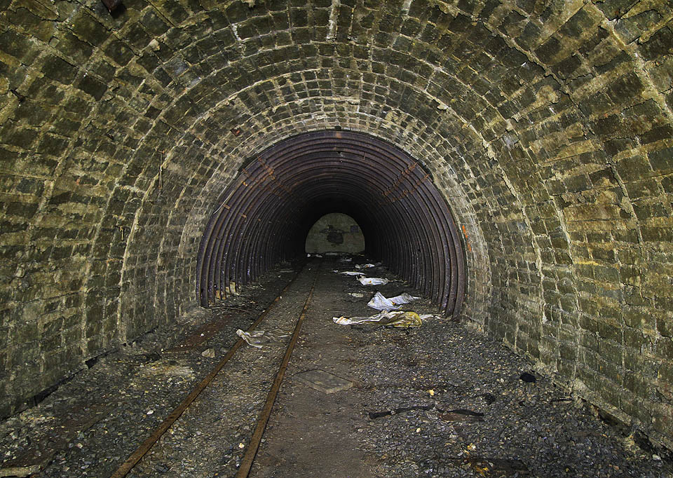Tam, kde končí betonová vyzdívka a začíná pažení z ocelových hajcmanů, je již na dohled betonová zátka vystavěná v době ukončení těžby na přelomu let 1991 a 1992.