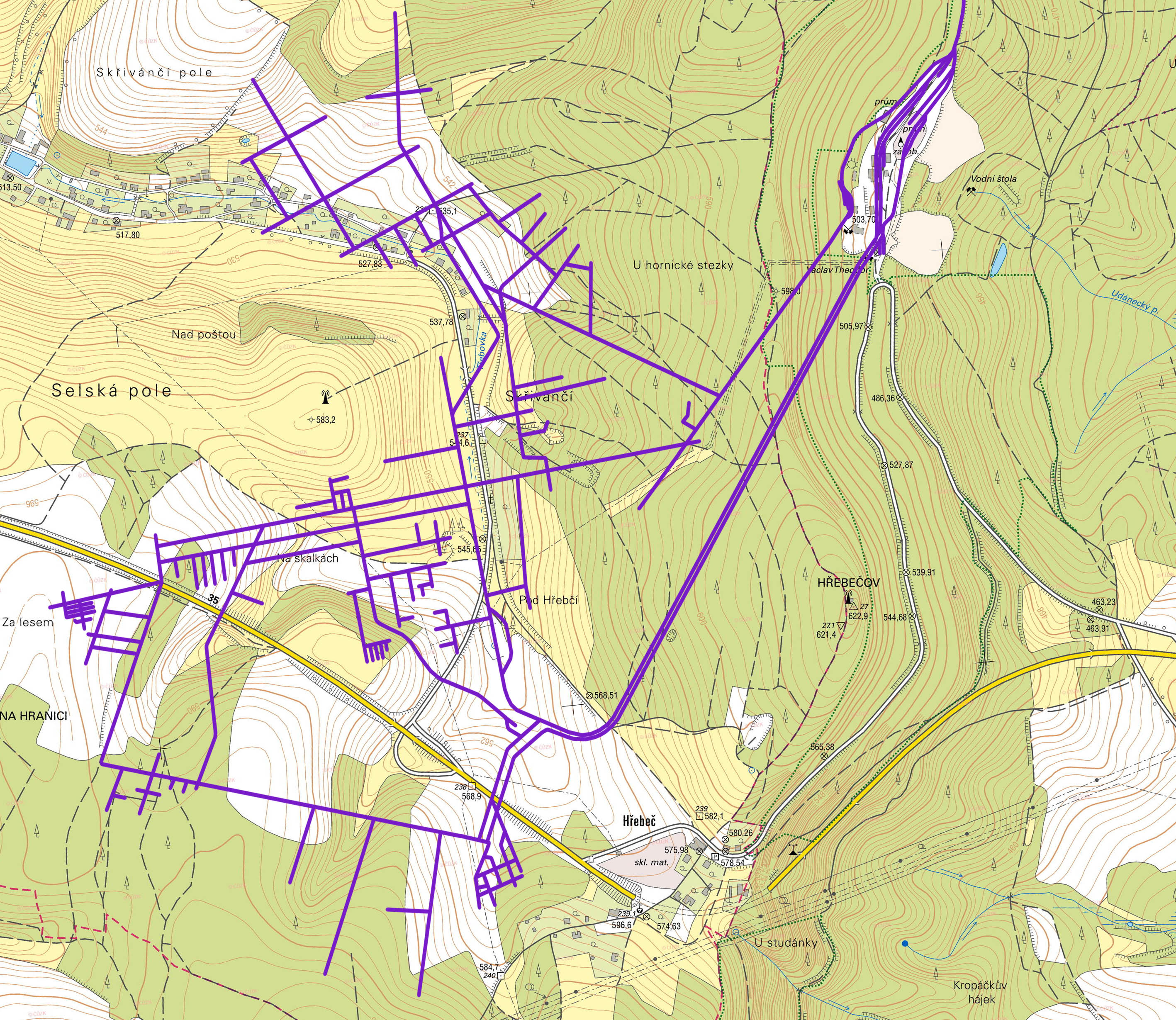 Mapka dolu v Hřebči zobrazuje fialově koleje úzkokolejky na povrchu (vpravo nahoře v areálu dolu)  i ve štolách pod povrchem země (počínaje dlouhými přímými svážnicemi).