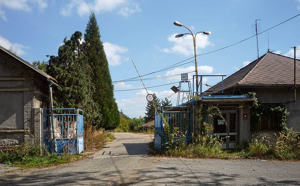 Vrátnice osiřela, hodiny se zastavily. Vyzývavě nadzvednutá závora zve k prohlídce umírajícího dolu Julius v Zastávce.