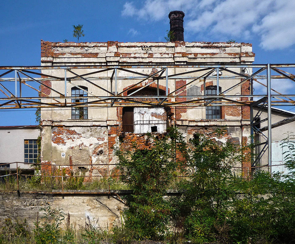 Průčelí hlavní budovy z let 1870-1877 se svým rozvržením blíží secesním východiskům.