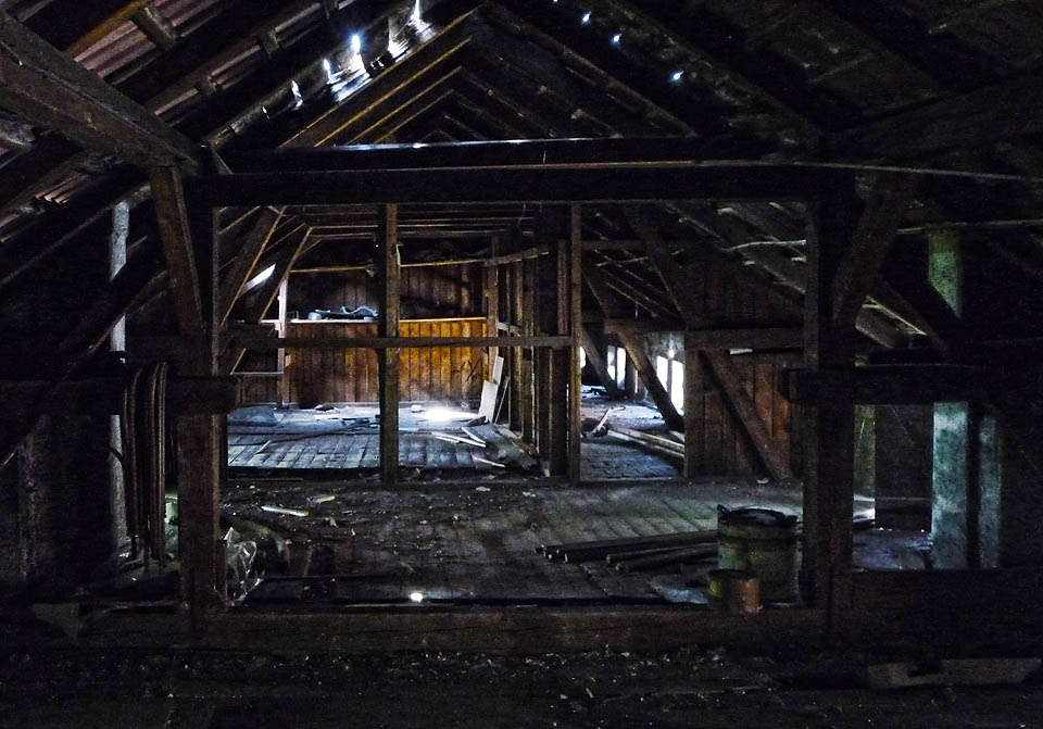 Půdy domů ze 70. let 19. stoltí už vydaly většinu svých tajemství. Můžeme se aspoň v duchu přenést do minulosti a poslouchat německé rozkazy z přízemí administrativní budovy.