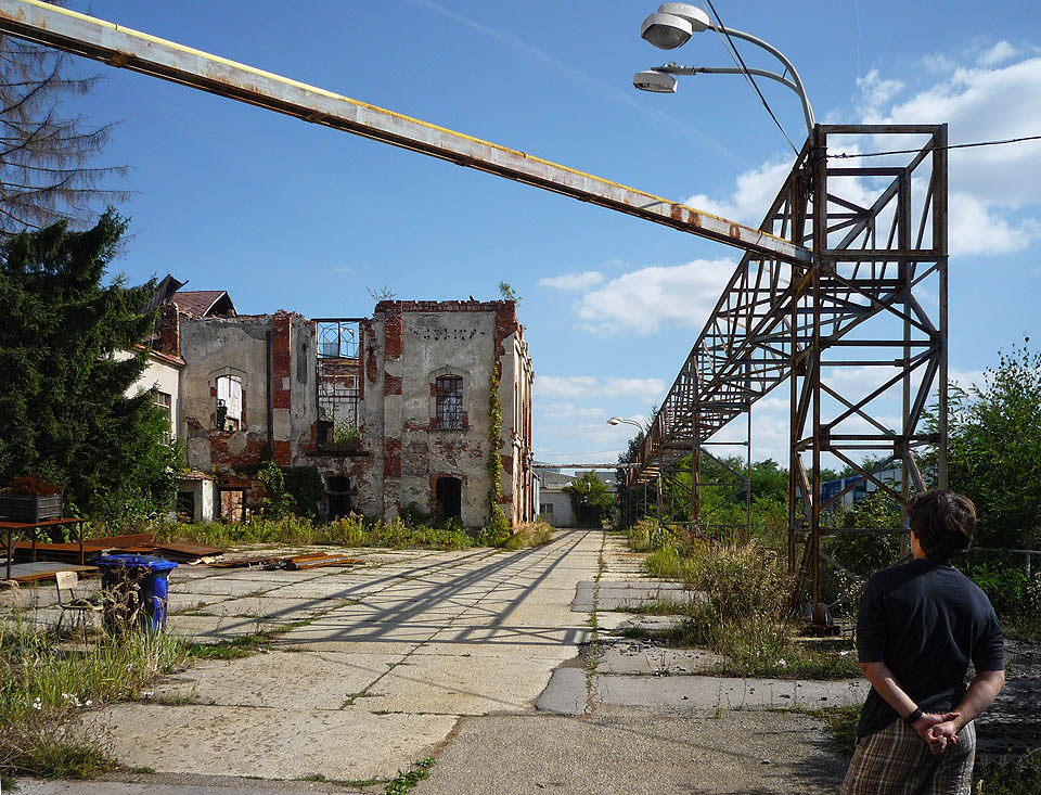 Na místě, kde kdysi drnčely a hučely stroje, špinaví havíři fárali do dolů a z dolů a nad jejich hlavami projížděly vozíky lanovky, je dnes hrobové ticho.
