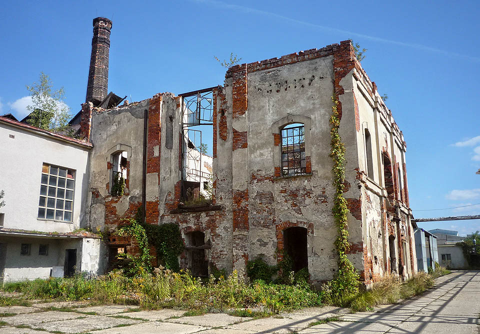 Na hlavní budově, ve které se skrýval těžní stroj, lze ještě číst zbytky nápisu JULIUS.