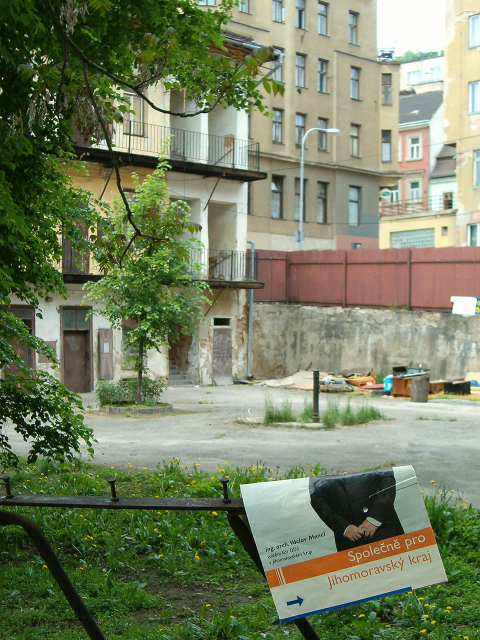 Volební lídr a architekt Václav Mencl slibuje společný postup občanů s ODS. Zřejmě ale ne s obyvateli domu - ti byli přes prostesty vystěhováni a dům odsouzen k zániku. Tehdejší vedení města s primátorem ze stejné strany se k záchraně postavilo přinejlepším vlažně.